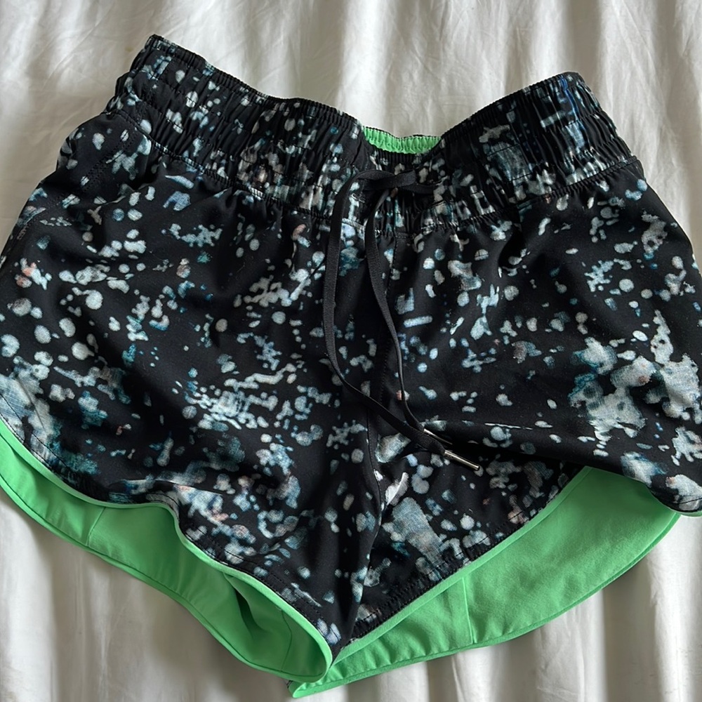 Lululemon Reversible High Rise Hotty Hot Short